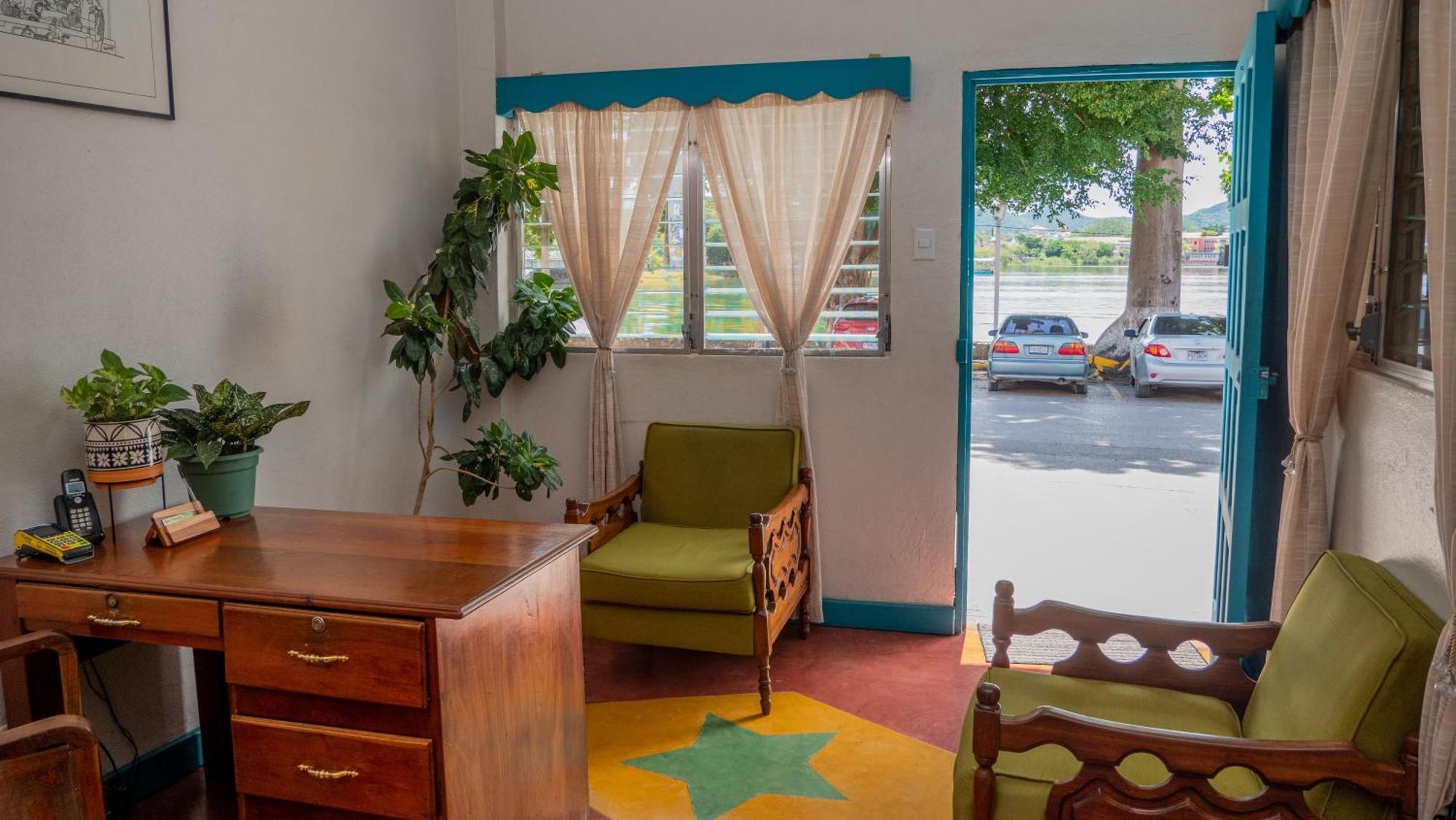 פלורס Hotel Petenchel מראה חיצוני תמונה